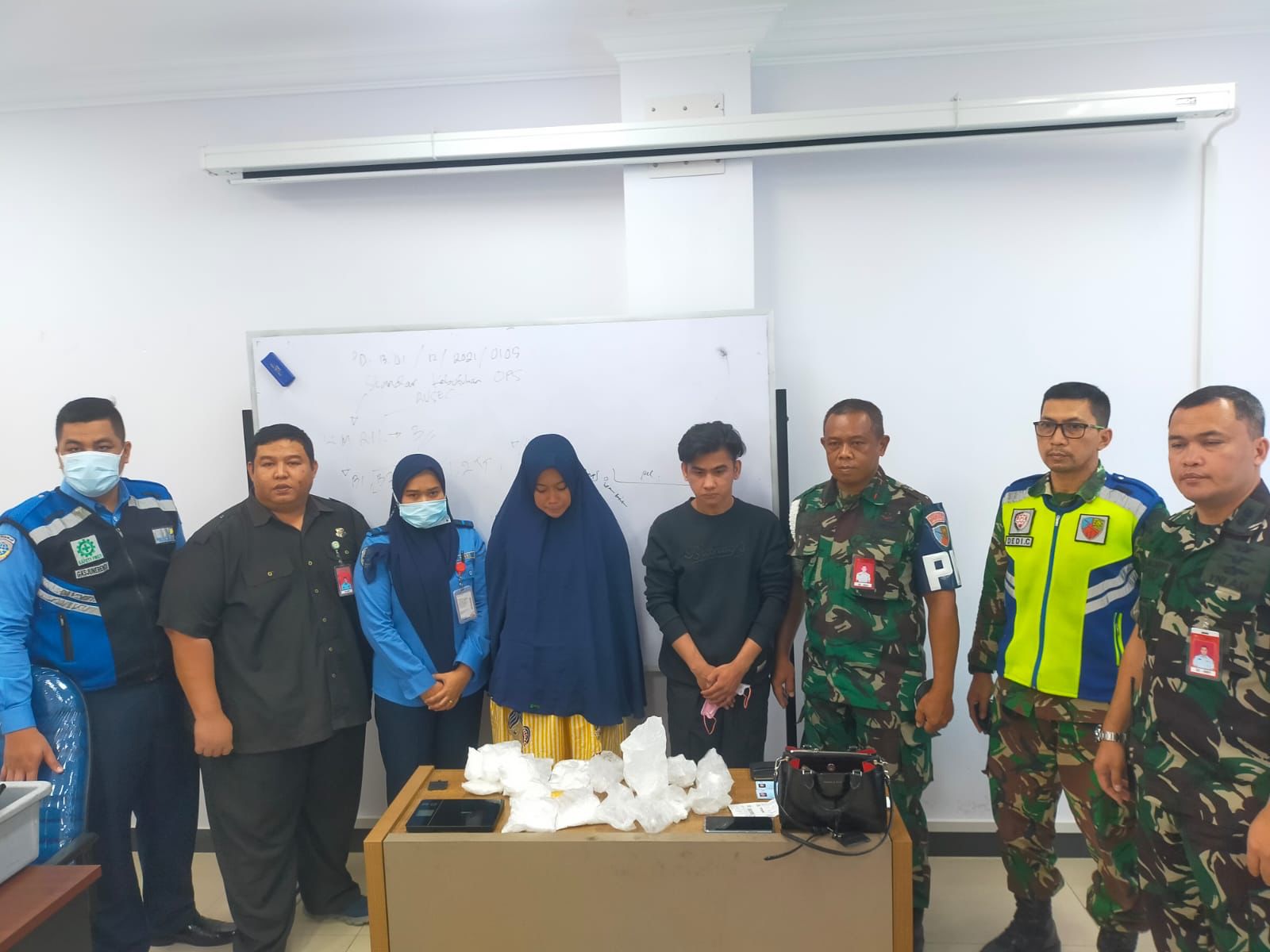 Bawa Sabu 1,6 Kg, Sepasang Mahasiswa Diamankan di Bandara SSK II