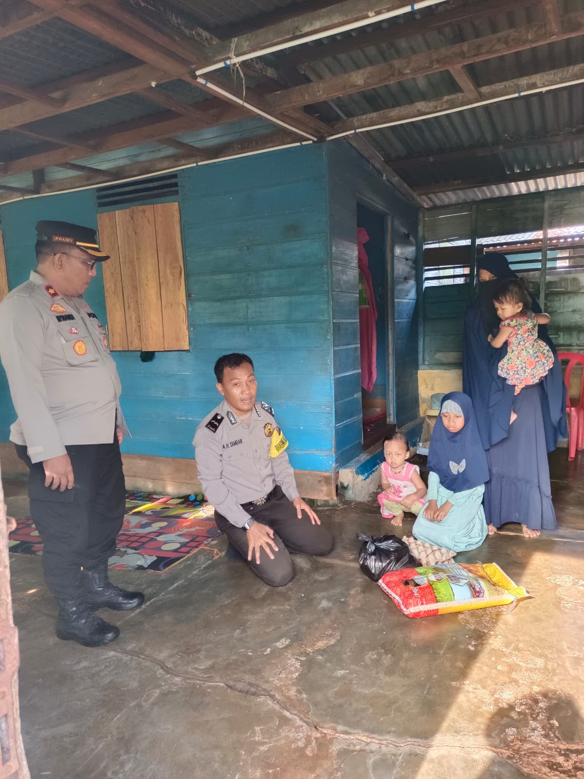 Polsek Bukit Batu Bantu Janda Anak Tiga di Desa Batang Duku