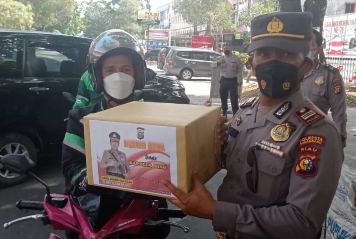 Polsek Sukajadi Salurkan 30 Paket Sembako kepada Masyarakat Kurang Mampu