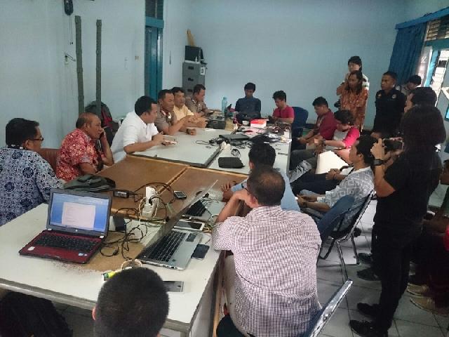 Kapolda Riau Silahturahmi ke Base Camp Wartawan