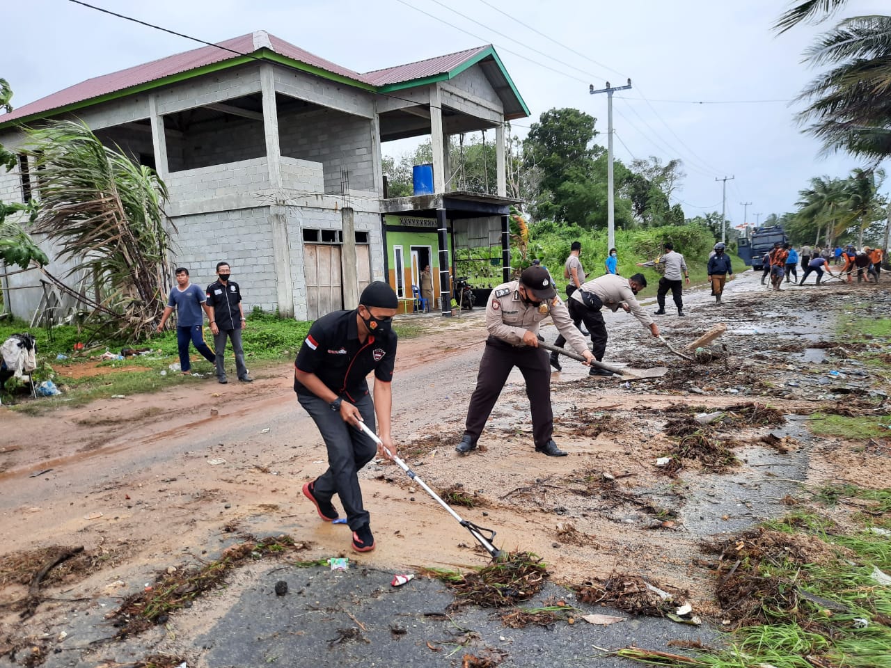 Cuaca Ekstrem, Polsek Dabo Singkep dan Polres Lingga Bersihkan Jalan