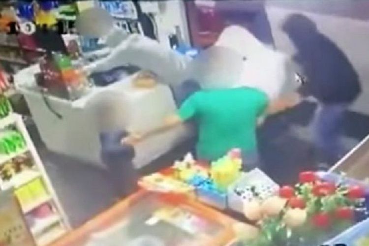 Bocah 6 Tahun Serang Perampok yang Menodong Ayahnya