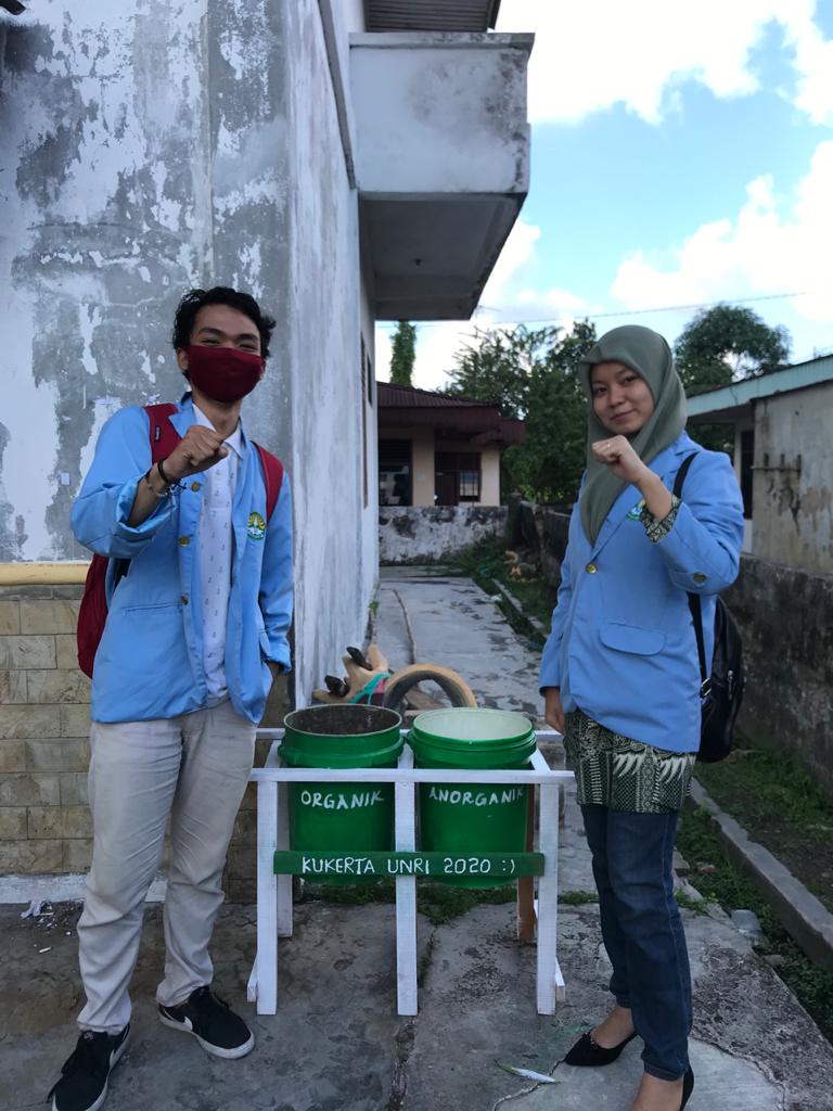 Pengabdian Kepada Masyarakat, Tim Kukerta Universitas Riau 2020 Buat Tong Sampah Praktis