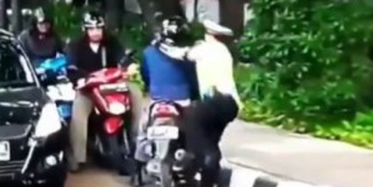VIDEO VIRAL: Hindari Razia, pengendara ini Dapat 'Pelukan Hangat' dari Polisi