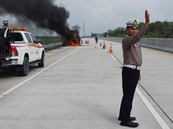 Pajero Terbakar di Tol Pekanbaru-Bangkinang KM 12, Pengemudi Selamat