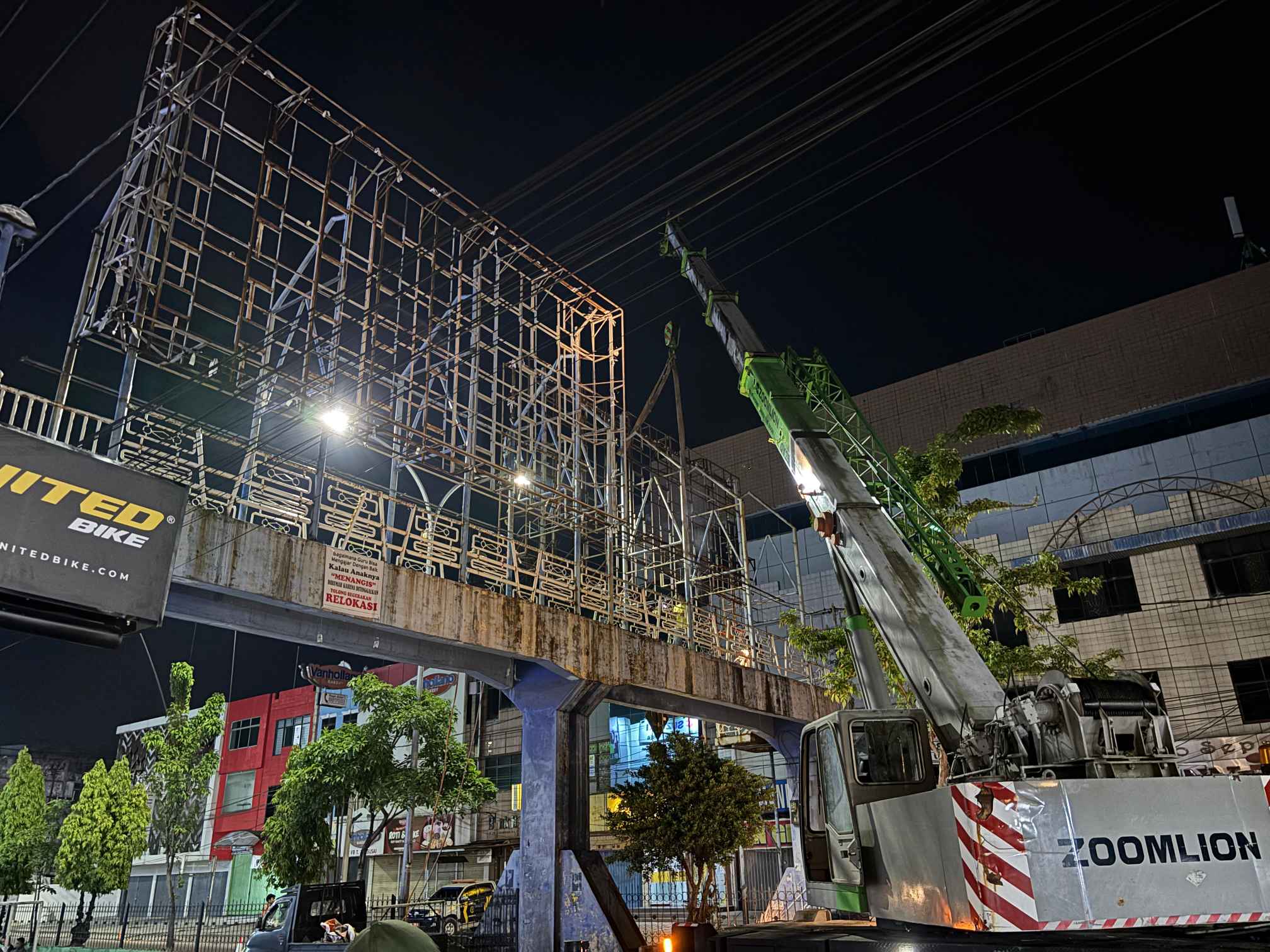 Tak Layak Pakai dan Ganggu Estetika Kota, JPO di Tuanku Tambusai Pekanbaru Dibongkar