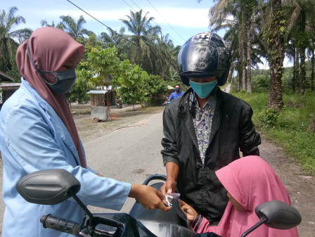 Cegah Penularan Covid-19, Tim Pengabdian Relawan Desa Banjar Seminai Bagikan Masker