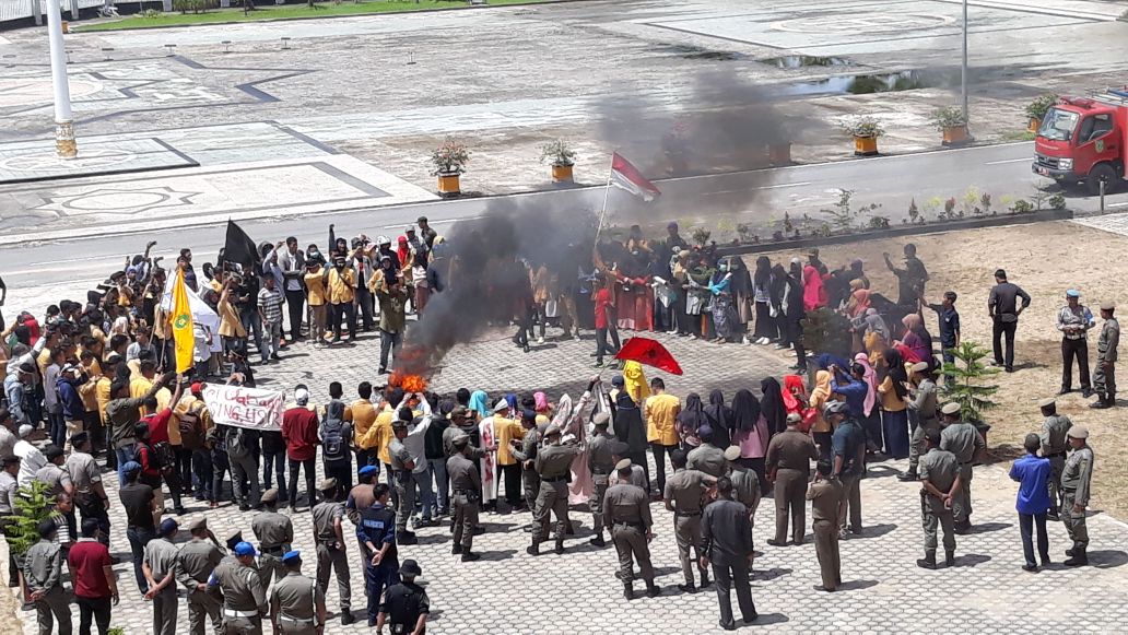 Harga Kelapa Anjlok, Ratusan Massa Unjuk Rasa di Depan Kantor Bupati Inhil