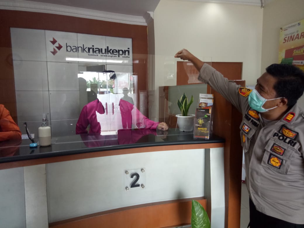 Kapolsek Bandar Sei Kijang Kontrol Protokol Kesehatan di Bank Riau Kepri 