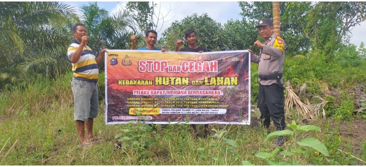 Polsek Bangko Pusako Sosialisasikan Larangan Pembakaran Hutan Lewat Spanduk