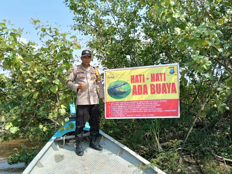 Polsek Tanah Putih Tanjung Melawan Pasang Spanduk Imbauan Bahaya Buaya dan Gelar Sosialisasi Pilkada Damai