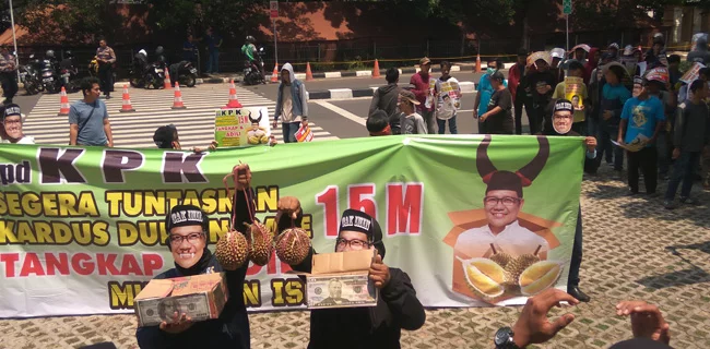 Datangi Markas KPK, Demonstran Tuntut Cak Imin Tersangka