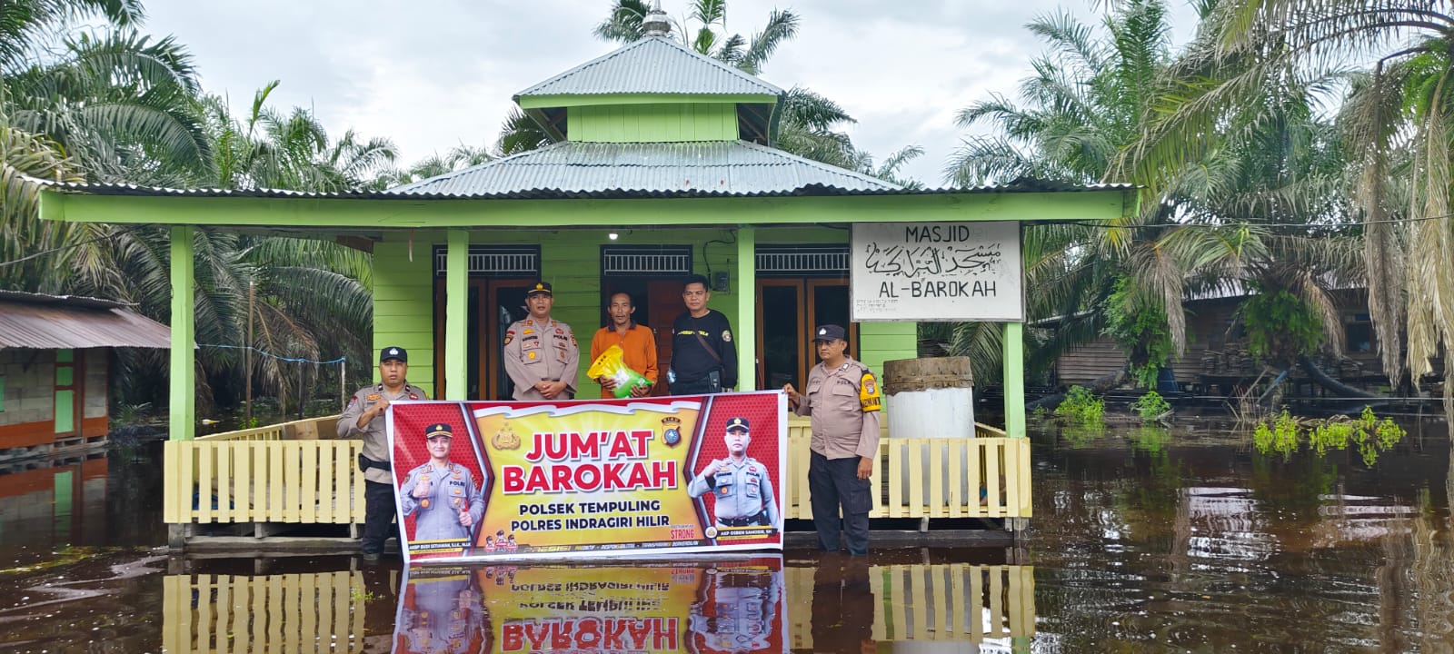 Polsek Tempuling Ciptakan Pemilu Damai Melalui Jumat Berkah untuk Masyarakat Terdampak Banjir