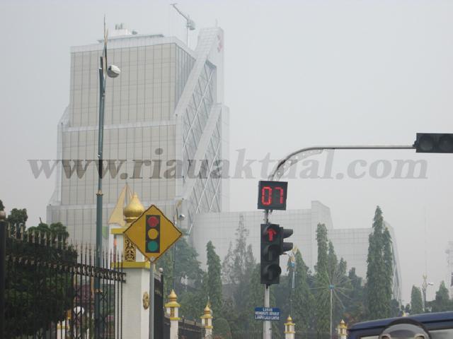 Kabut Asap Pekat, Warga Mengeluh Sesak Nafas