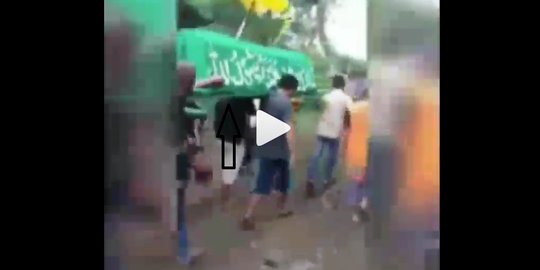 VIDEO: Miris, Jenazah Nenek 60 Tahun harus Melompat Tembok untuk Dimakamkan
