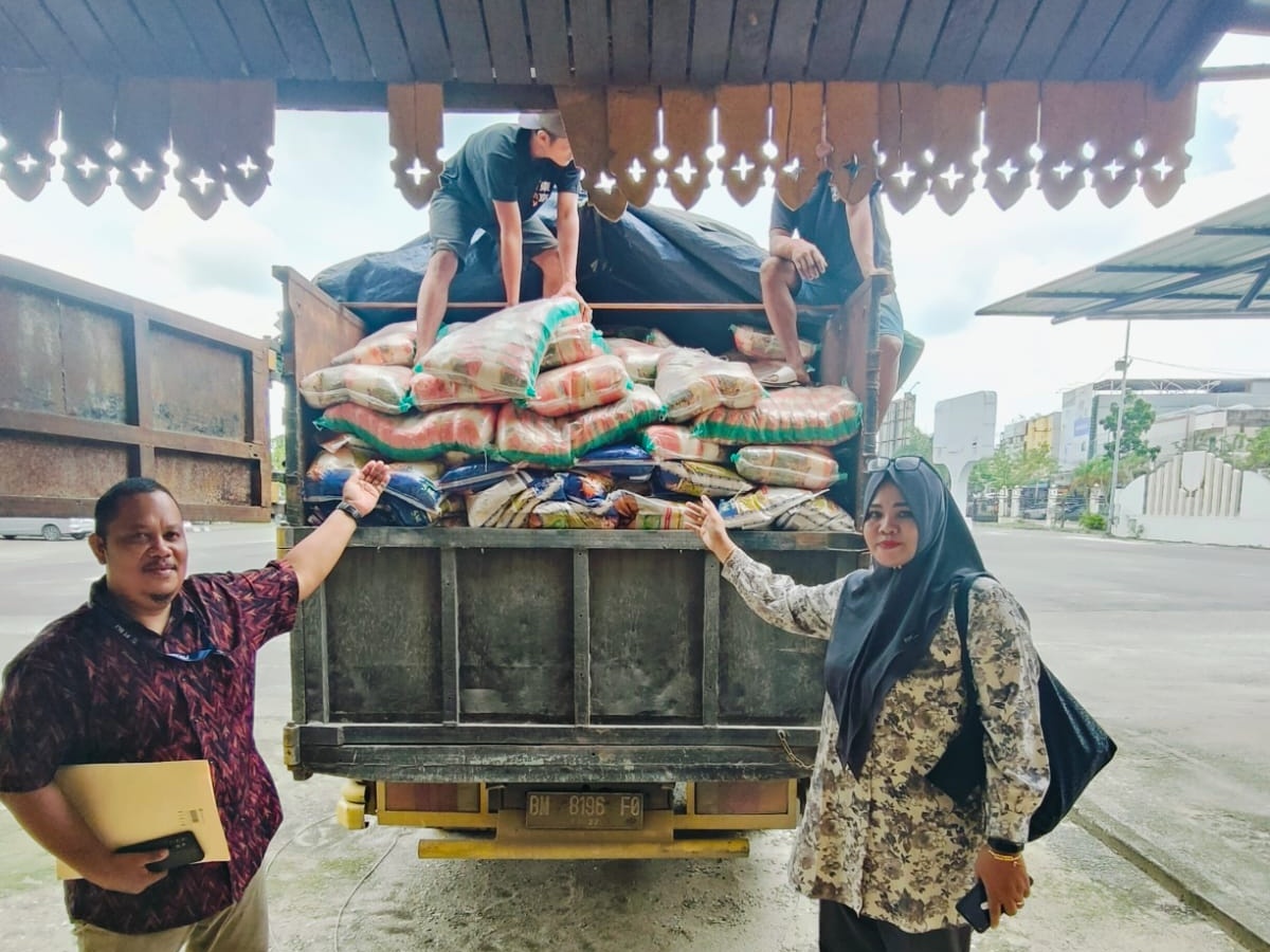 Instruksi Bupati Kasmarni, PT BLJ Salurkan 10.000 Paket Sembako di 11 Kecamatan