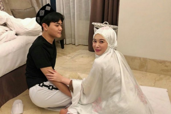 Adik Baru Masuk Islam, Ayana Moon Girang Akhirnya Punya Teman Puasa