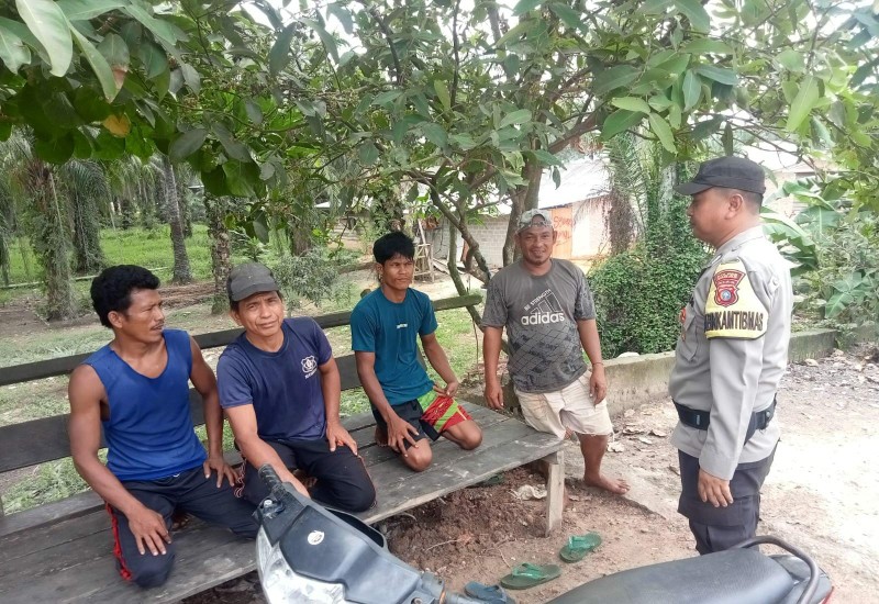 Bhabinkamtibmas Jumrah Ajak Buruh Sawit Jaga Kamtibmas Selama Pilkada 2024