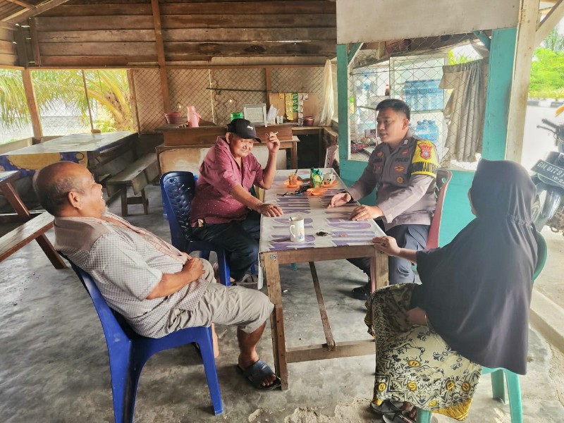 Bhabinkamtibmas Polsek Rimba Melintang Kunjungi Warung dalam Ciptakan Pilkada Damai