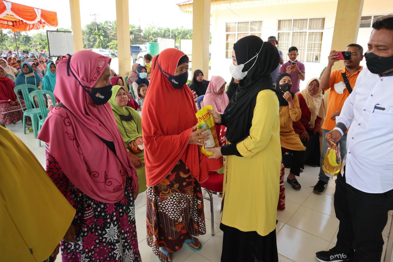 Turun Ke Dapil, Sewitri Bagikan 4000 Liter Migor