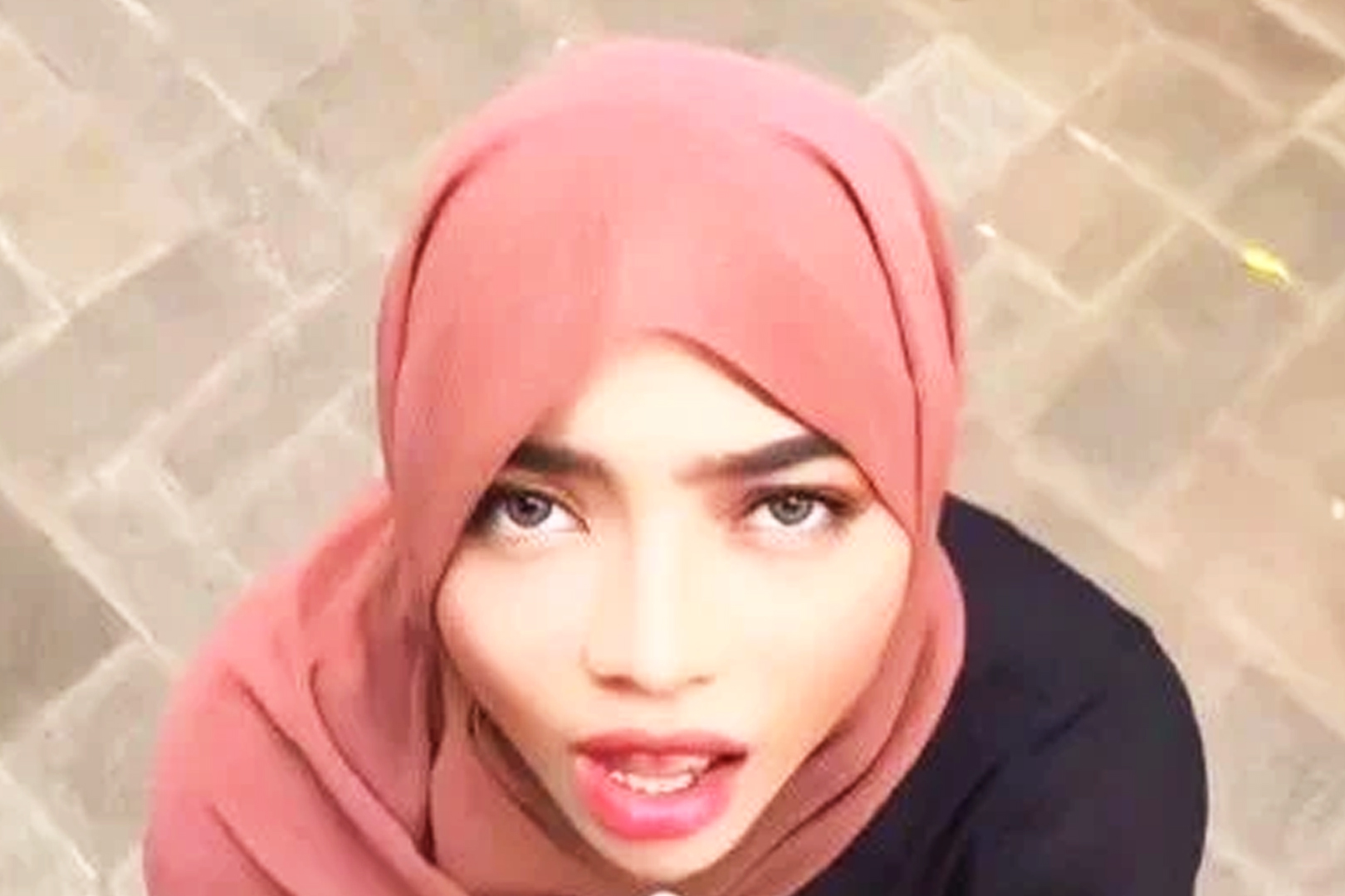 Jilatan Es Krim Berbuntut Panjang