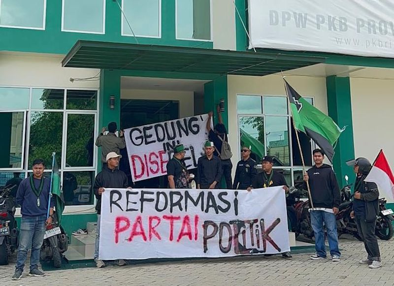 HMI Pekanbaru Segel Kantor Parpol, Kritik DPR dan Elit Politik