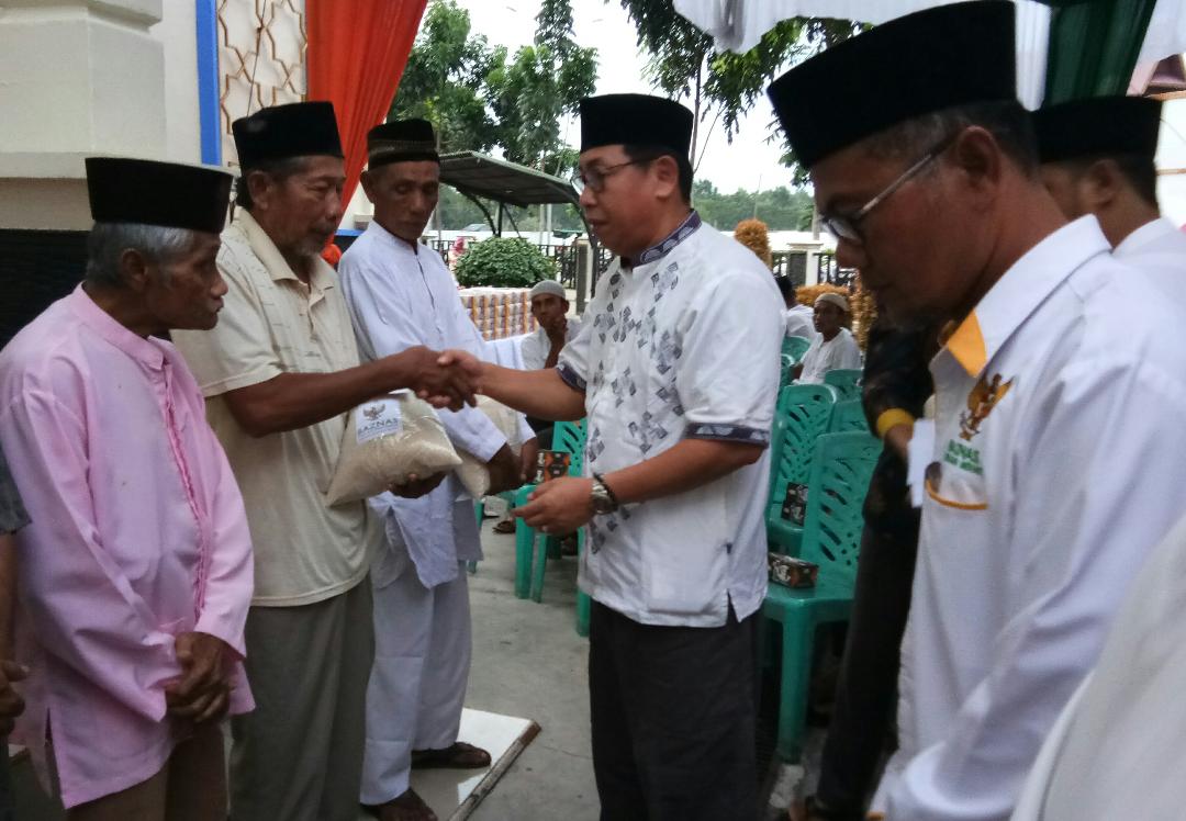 Pemkab. Meranti Bersama Baznas Salurkan Zakat Konsumtif Pada Farkir Miskin