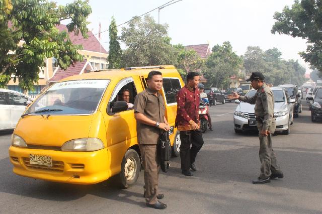 Walikota Naik Angkot ke Kantor, Pegawai Pakai Mobil Dinas
