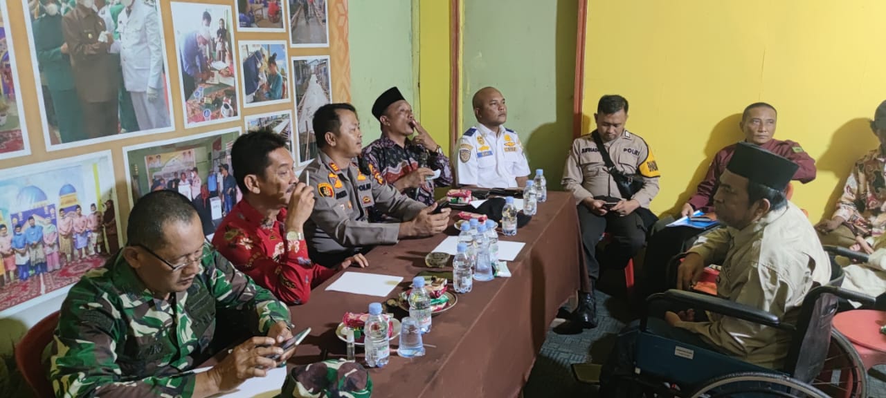 Kapolsek, Camat, dan Danramil di Mandah Inhil, Sosialisasi Pemilu Damai ke Pedagang Pasar