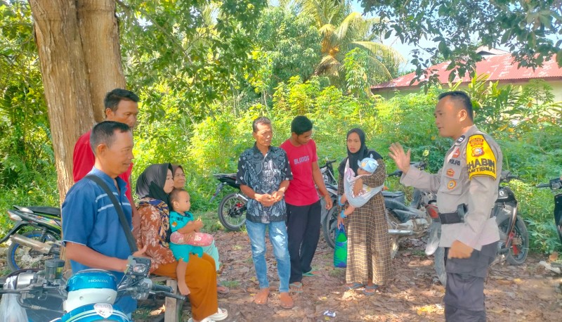 Bhabinkamtibmas Gelar Pendekatan Cooling System demi Pilkada Damai di Acara Pernikahan di Kepenghuluan Melayu Besar