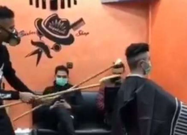 Karena Takut Virus Corona, Tukang Cukur di China Potong Rambut Pakai Tongkat