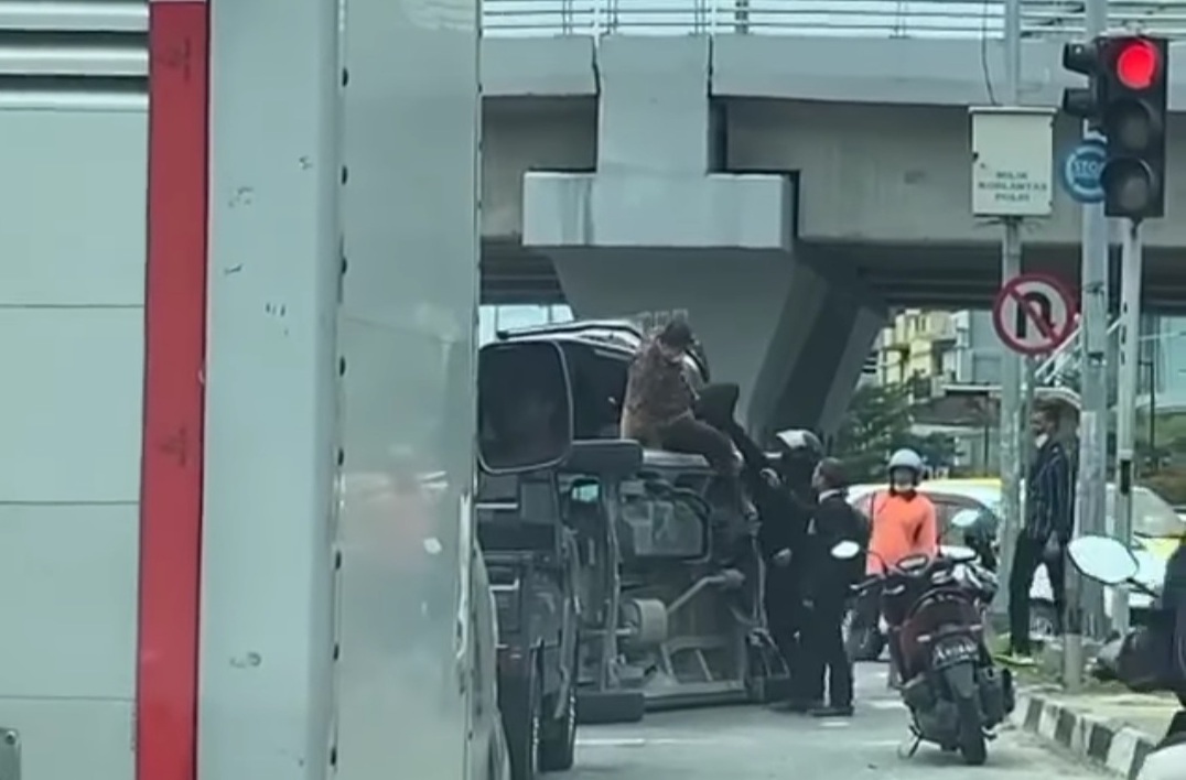 Sopir Mengantuk, Minibus Terbalik Usai Tabrak Median Jalan di Fly Over Tuanku Tambusai-Soekarno Hatta