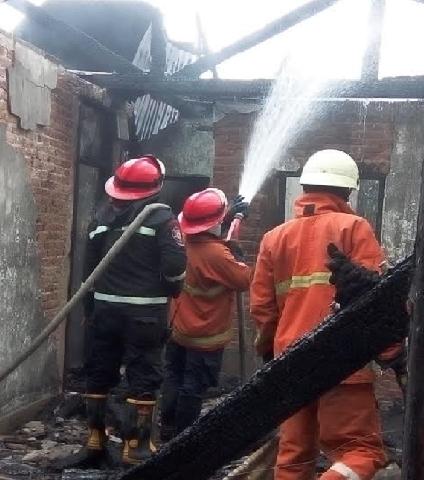 Ditinggal Jualan, Rumah Janda Tua Ludes Terbakar