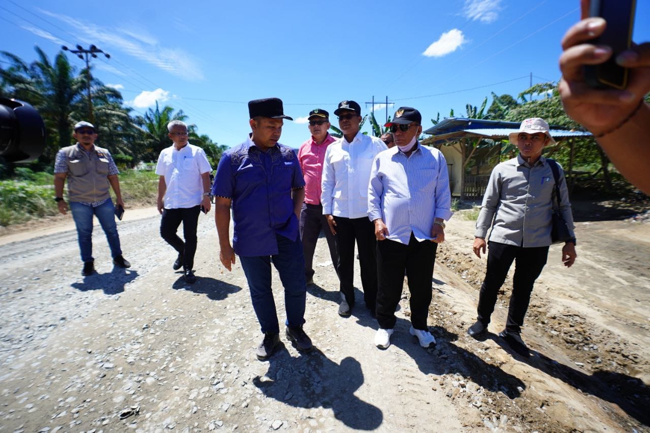 Jalan di Rohil Rusak Akibat Truk Odol, Gubri Janji Segera Panggil Perusahaan