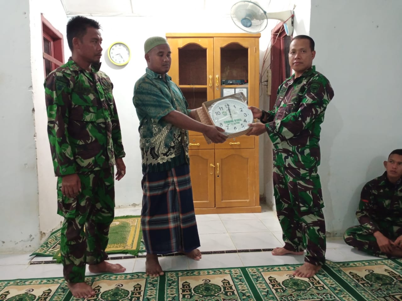 Koorlap TMMD 108 Kodim 0105/Aceh Barat Serahkan Bantuan Untuk Masjid