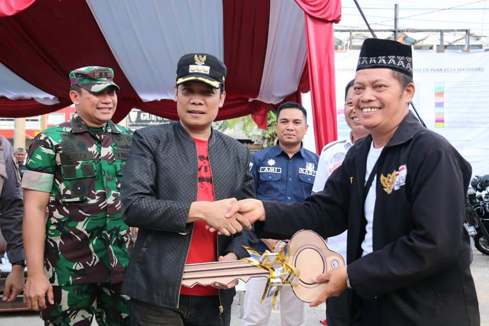 Kepala Disperindag Dampingi Pj Walikota Serahkan Kios TPS Pedagang Pasar Cik Puan