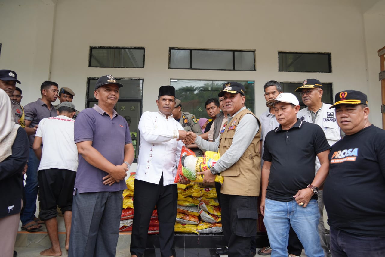 Bupati Kuansing dan DPRD Bersinergi Bantu Korban Banjir di Gunung Toar