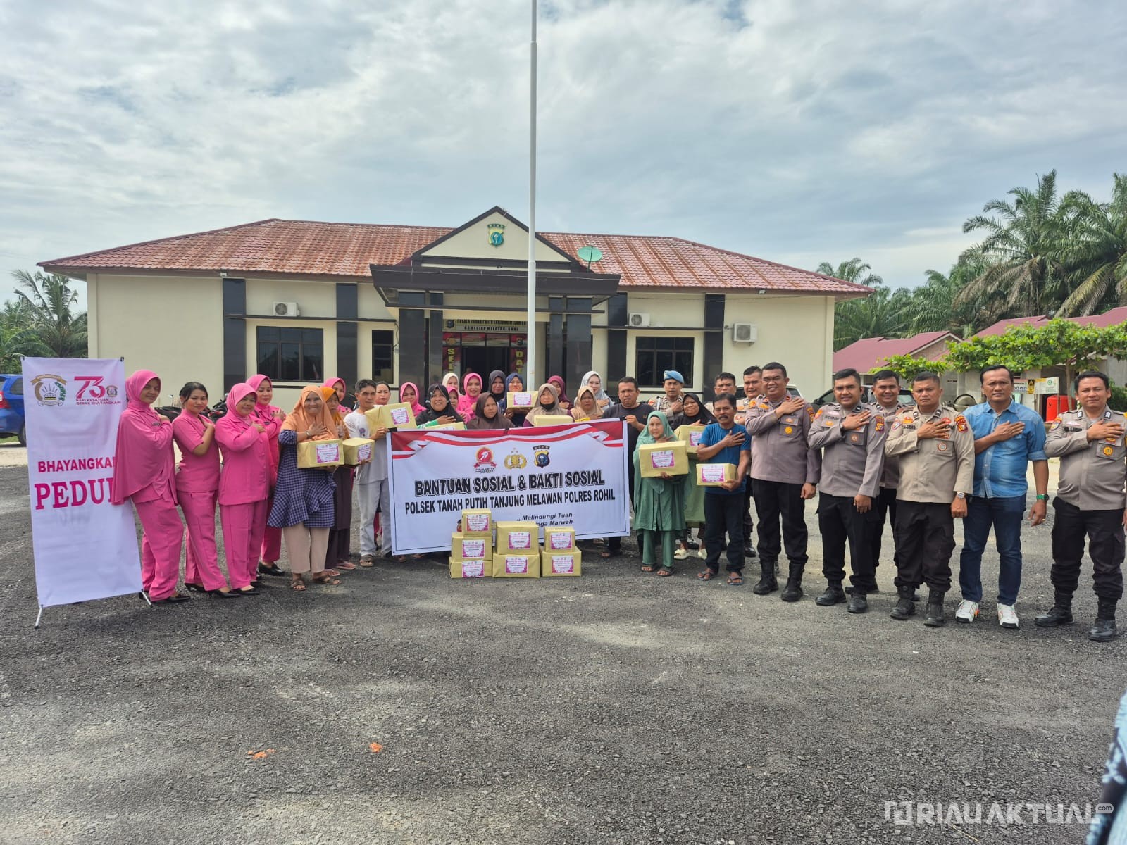 Peduli Sesama, Polsek Tanah Putih Tanjung Melawan Berbagi dengan Masyarakat di HUT Bhayangkara ke-79