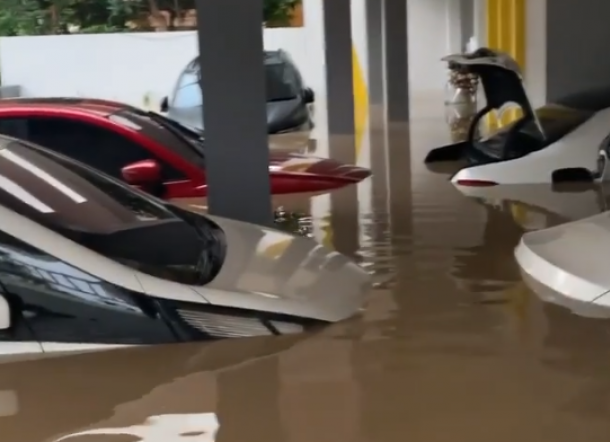 Tak Sempat Diselamatkan, 6 Mobil Parto Patrio Tenggelam Banjir