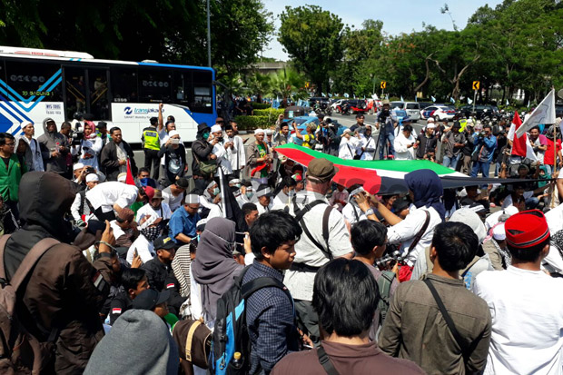 Massa Mulai Geruduk Kedubes Amerika Serikat di Gambir