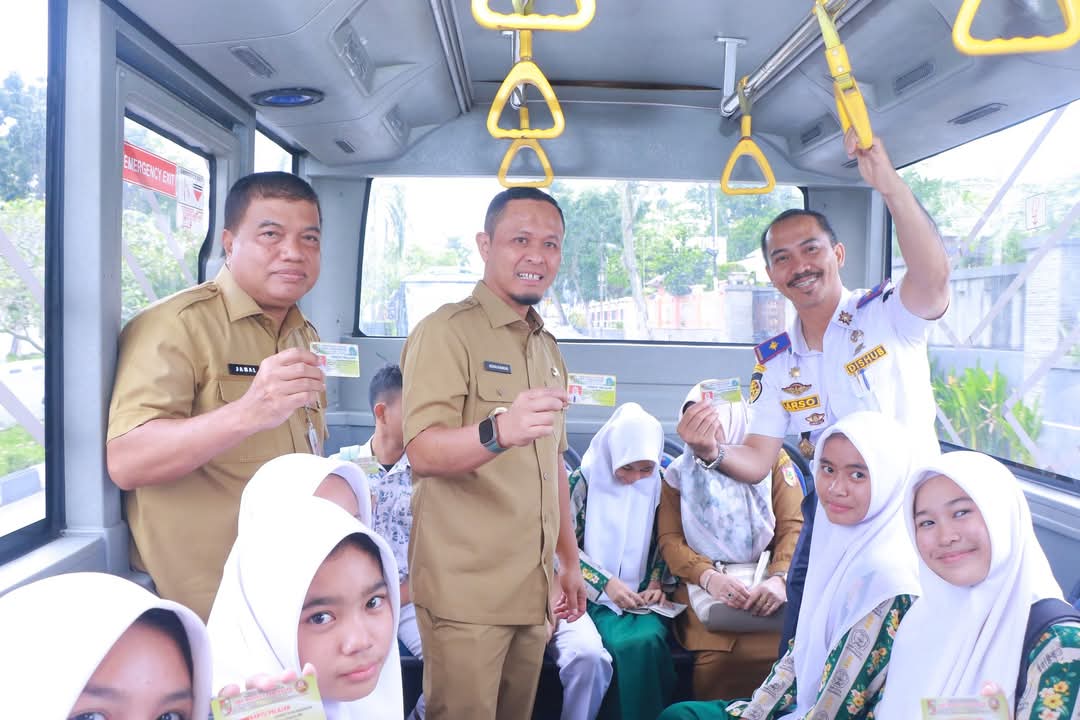 Luncurkan Bus TMP Gratis untuk Pelajar, Wako Pekanbaru Tinjau Langsung Layanan