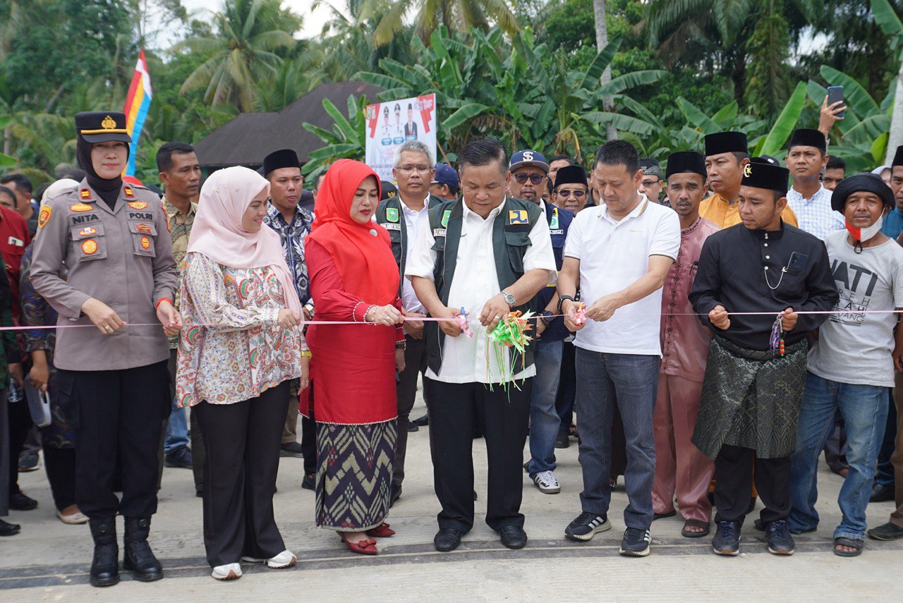 Sekdaprov Riau SF Hariyanto Resmikan Jembatan Limau Manis di Kampar