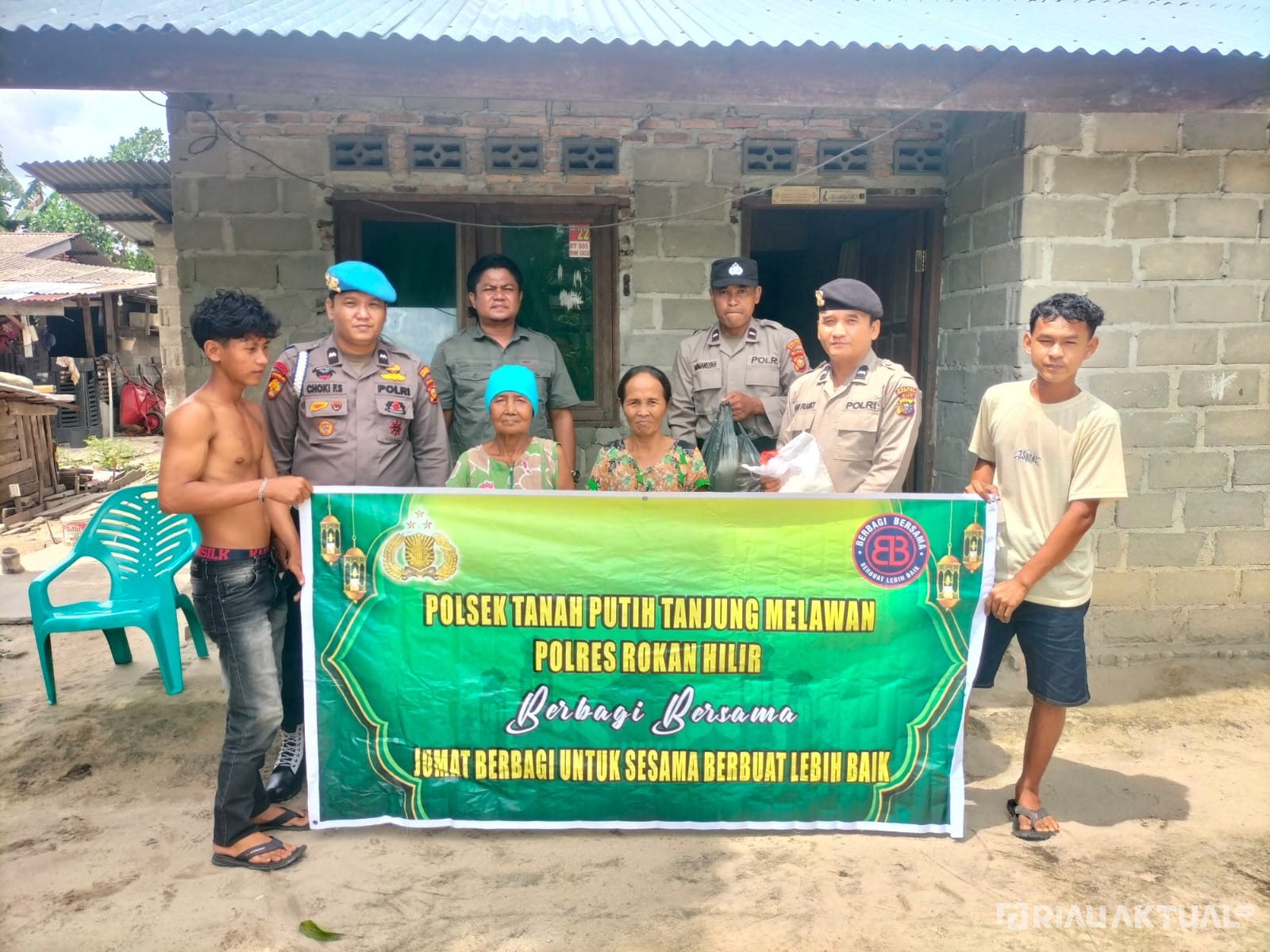 Polisi Humanis, Polsek TPTM Bagikan Sembako di Hari Jumat Berkah