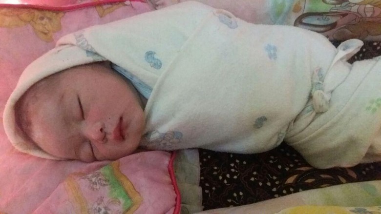 Bayi Perempuan Ditemukan Terbuang di Selokan, Kondisi Masih Hidup