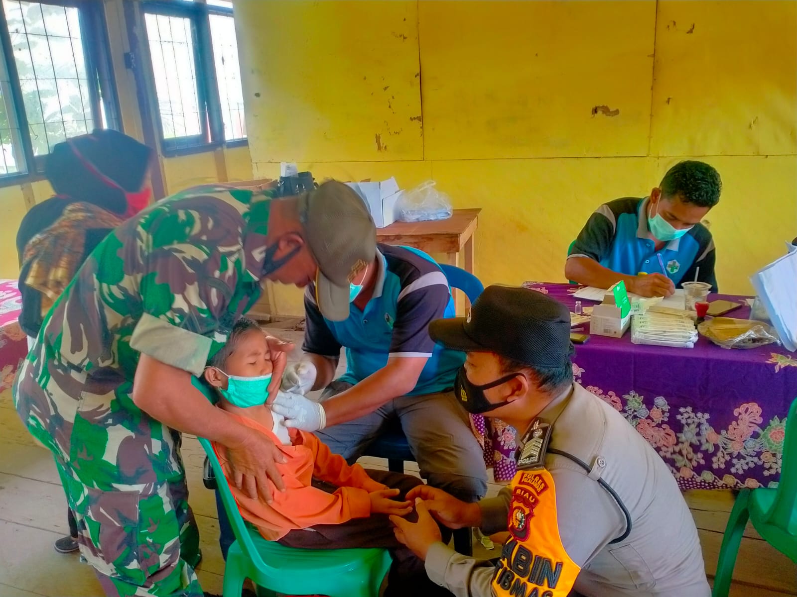 Tinjau Vaksinasi di SDN 002 Desa Ransang, Polsubsektor Pelalawan Pastikan Berjalan Lancar