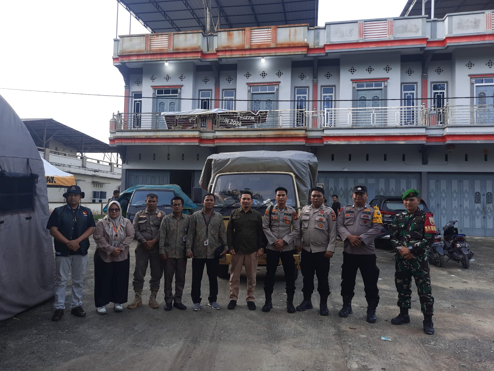 Personel Polsek Minas Kawal Pengiriman Logistik Pilkada 2024 ke KPU Siak