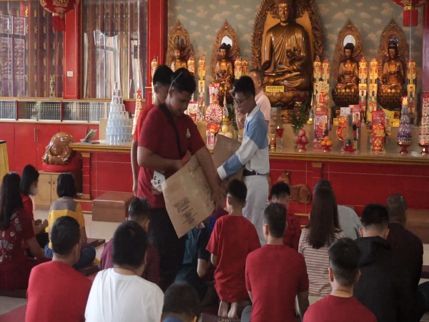 Rayakan Tahun Ular Kayu, Umat Tionghoa Penuhi Vihara Dharma Loka Pekanbaru