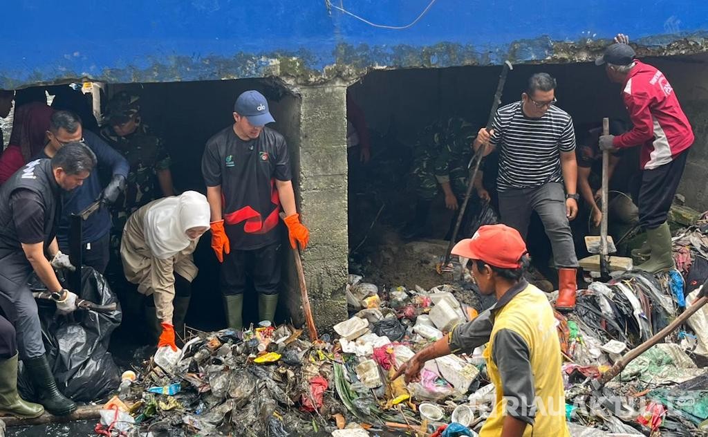 Wako Agung Bersih-Bersih, Ajak Istri 'Bertamasya' ke Parit Jalan Samratulangi