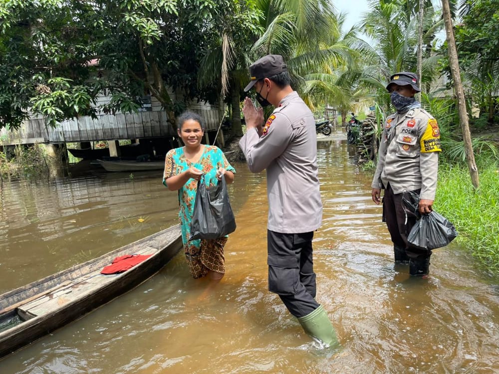 Polsek Langgam Sambangi Warga Terkena Banjir