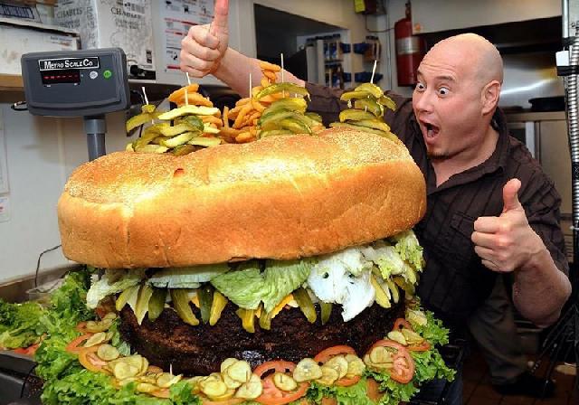 Rekor Baru! Burger Seberat 813 Kg Jadi Burger Terbesar di Dunia!